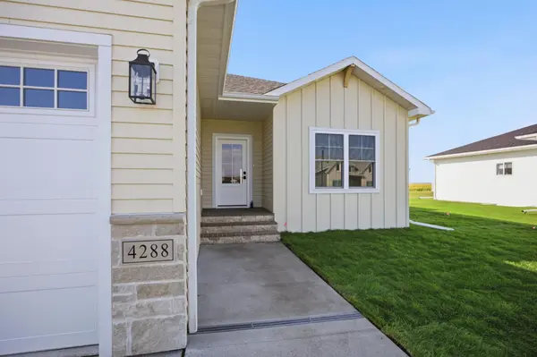 4288 Pine Pkwy S, Fargo, ND 58104