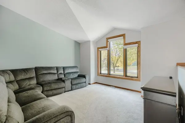 1317 Schooner CT, Woodbury, MN 55125