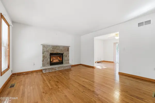128 Friendship DR, Hawley, PA 18428
