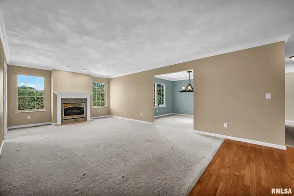 3811 W EAGLE POINT DR, Peoria, IL 61615