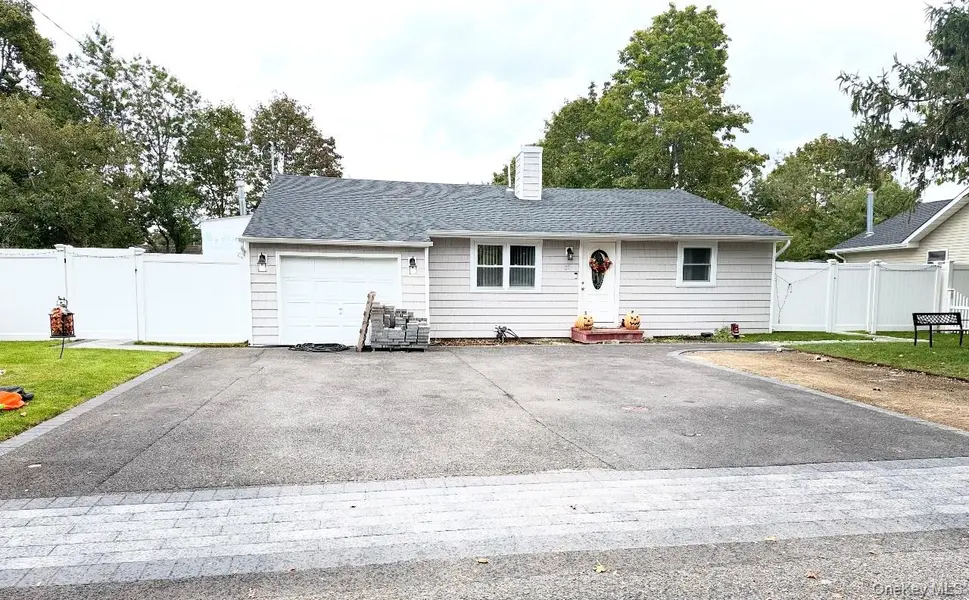 21 Marie LN, Central Islip, NY 11722