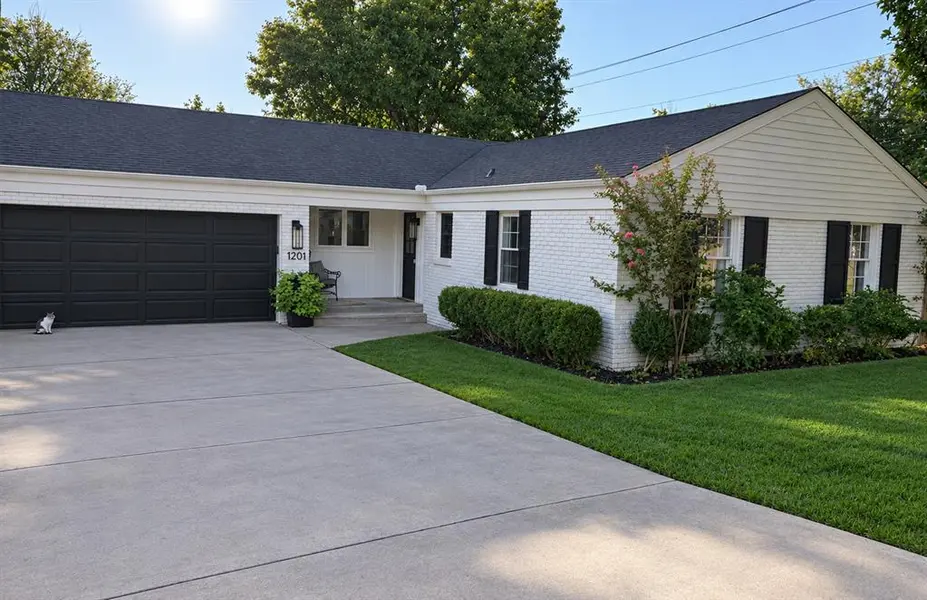 1201 Glenbrook TER, Nichols Hills, OK 73116