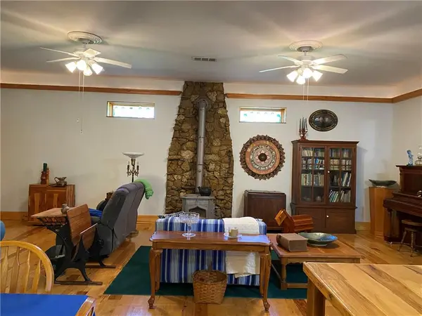 321 NW 1071st RD, Centerview, MO 64093