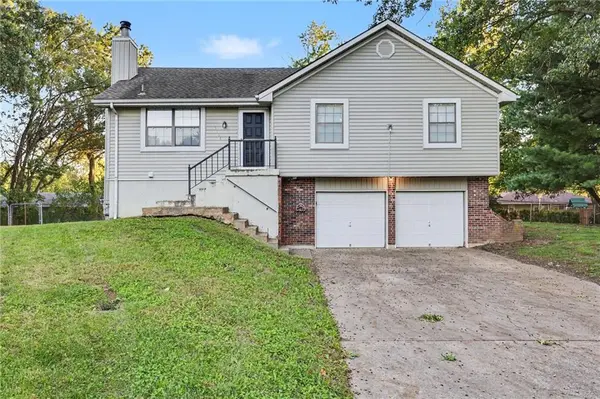 3804 NE Woods CT, Lee's Summit, MO 64064