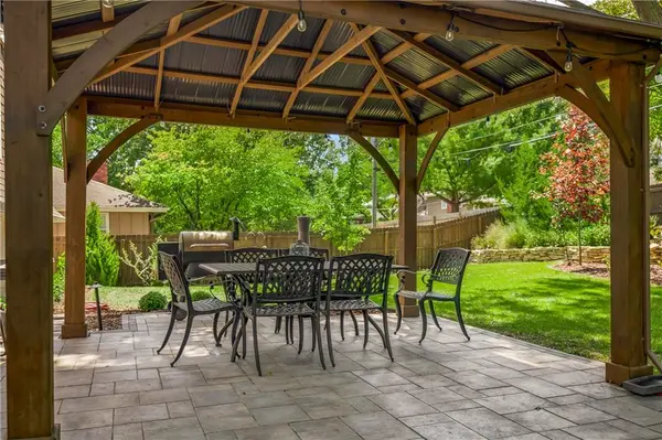 9930 Linden ST, Overland Park, KS 66207