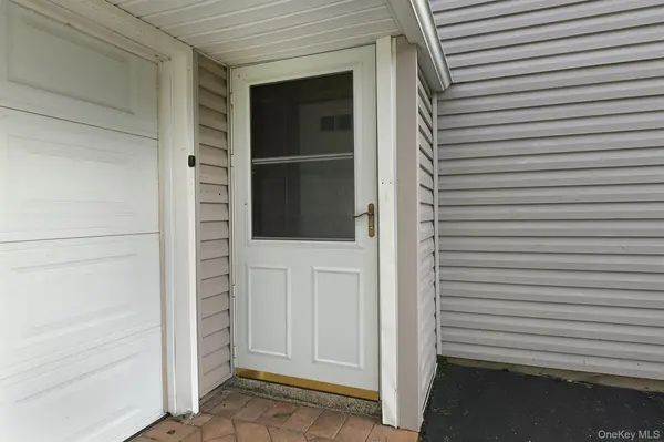 139 Horn LN, Levittown, NY 11756