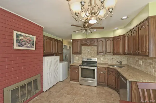 139 Horn LN, Levittown, NY 11756