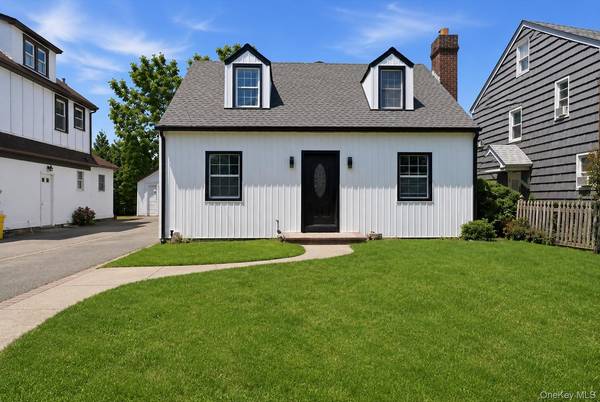 48 Flower ST, Hicksville, NY 11801