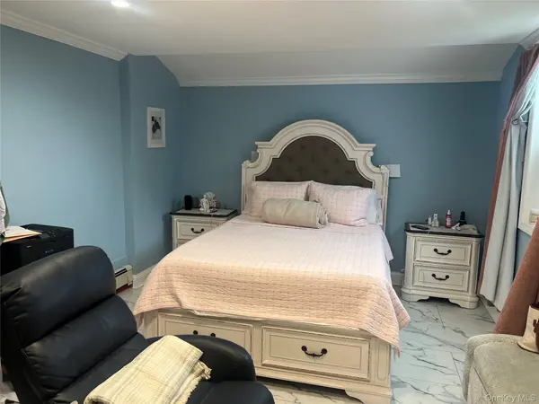 21 Marie LN, Central Islip, NY 11722