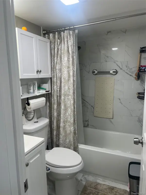 21 Marie LN, Central Islip, NY 11722