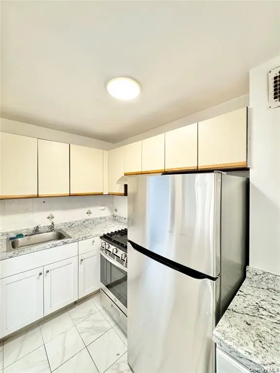 83-25 Vietor AVE #5C, Elmhurst, NY 11373