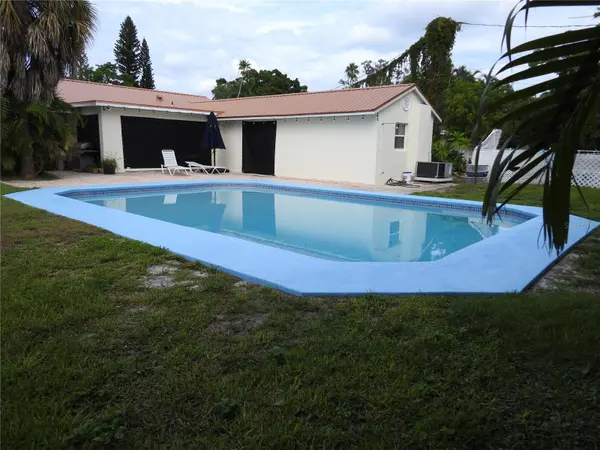 7611 SENRAB DR, Bradenton, FL 34209