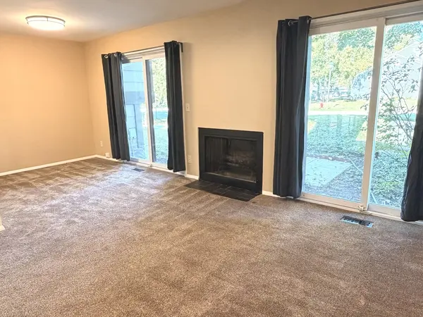 175 N Glengarry DR #B, Geneva, IL 60134