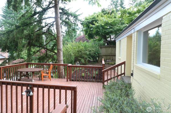9233 17th AVE NE, Seattle, WA 98115