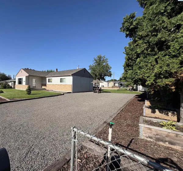 1044 Sadie ST, Prosser, WA 99350
