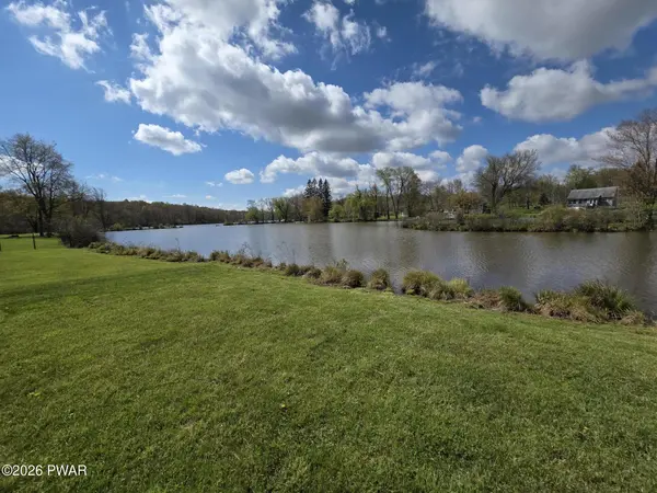 131 Lake Quinn RD, Waymart, PA 18472