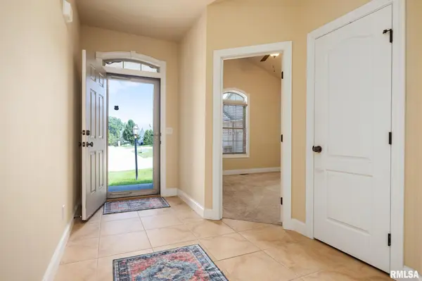 6502 N Queen Frances LN #6502, Peoria, IL 61615