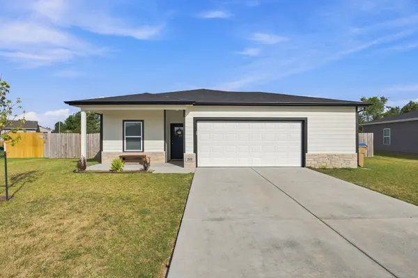 211 S Gatewood St,  Valley Center,  KS 67147-4741