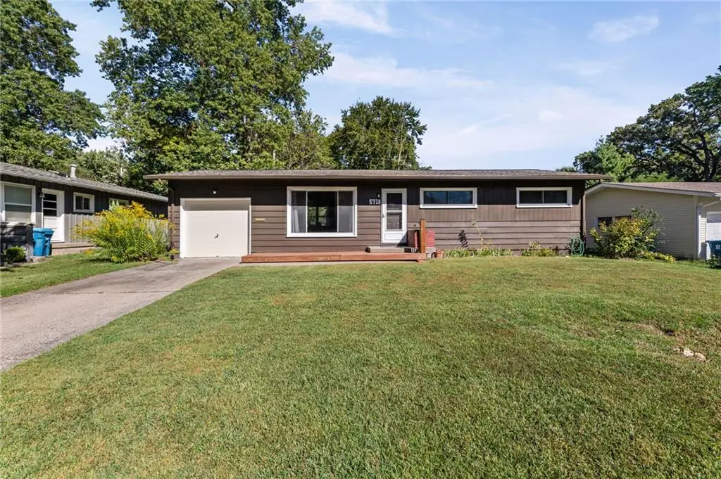 5718 W 75th TER, Prairie Village, KS 66208