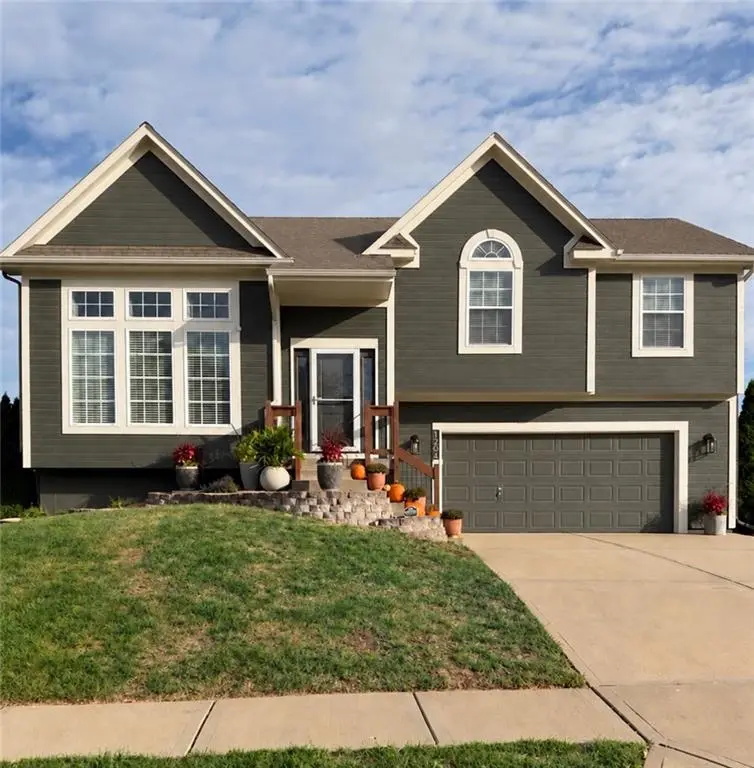 1204 N 4th ST #E, Louisburg, KS 66053