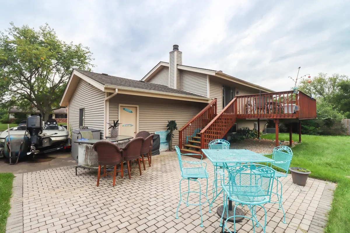 916 Camelot DR, Crystal Lake, IL 60014