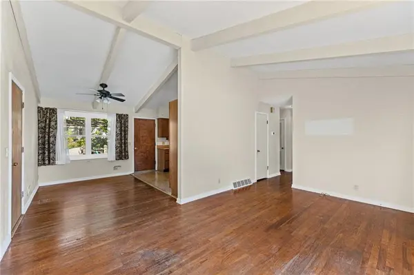 5718 W 75th TER, Prairie Village, KS 66208