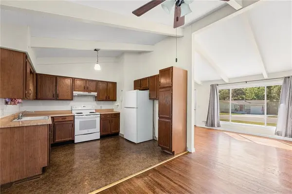 5718 W 75th TER, Prairie Village, KS 66208