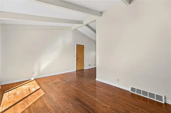 5718 W 75th TER, Prairie Village, KS 66208