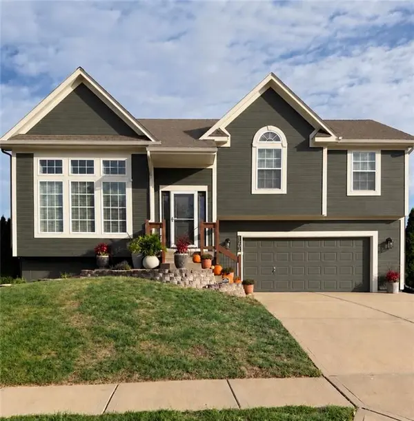 1204 N 4th ST #E, Louisburg, KS 66053