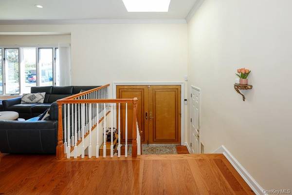 15 Yates LN, Jericho, NY 11753