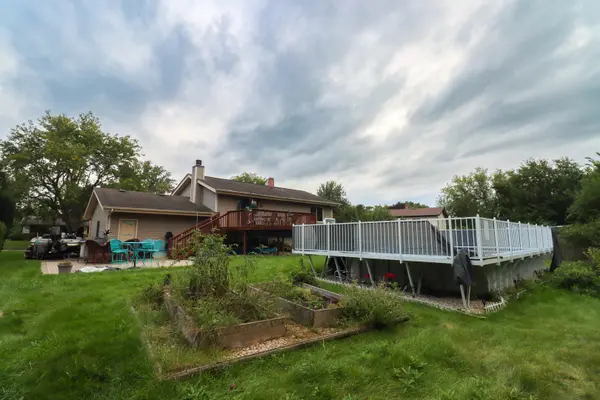 916 Camelot DR, Crystal Lake, IL 60014