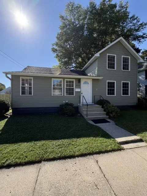 320 E Elm ST, Sycamore, IL 60178