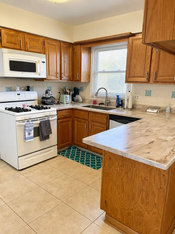 1090 Worthington DR, Hoffman Estates, IL 60169
