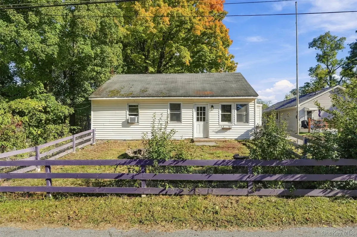 34 McKinley LN, Poughkeepsie, NY 12601