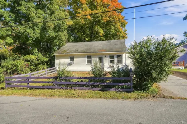 34 McKinley LN, Poughkeepsie, NY 12601