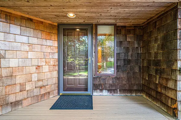 901 Pepperidge Lake RD, Eastport, NY 11941