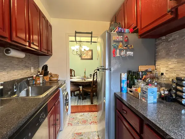 196-40 67th AVE #2nd FL, Fresh Meadows, NY 11365