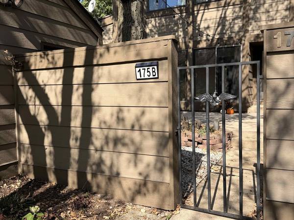 175 N Glengarry DR #B, Geneva, IL 60134