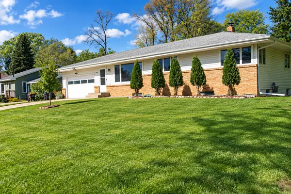 1595 Sandhurst AVE E, Maplewood, MN 55109