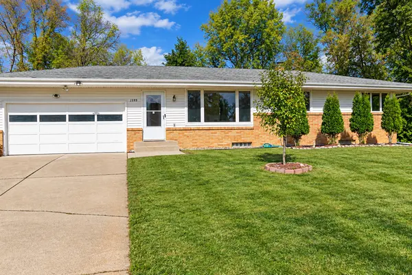 1595 Sandhurst AVE E, Maplewood, MN 55109