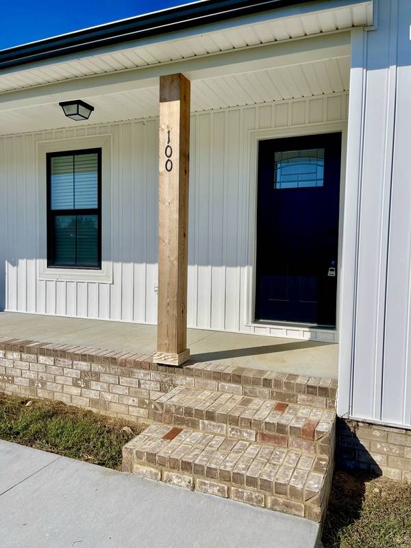 100 Donald Rd, Lafayette, TN 37083