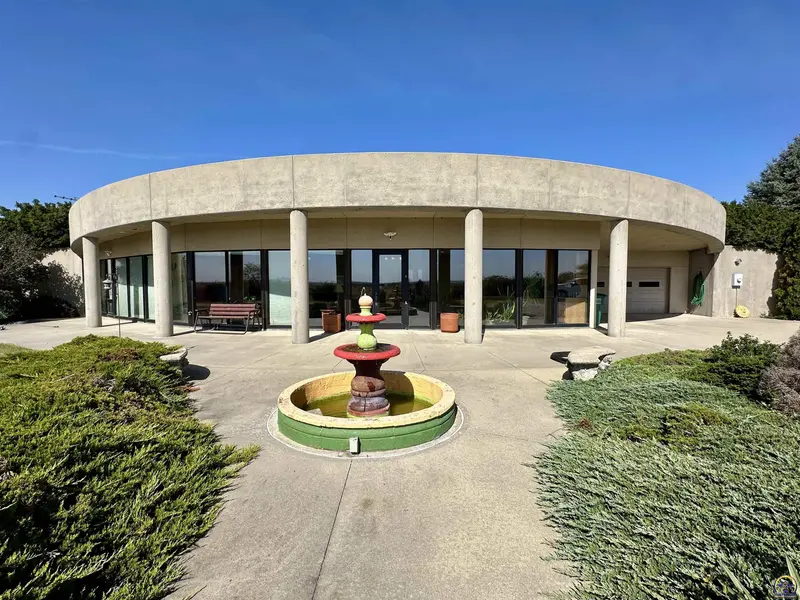 1418 State Hwy 71, Bern, KS 66408