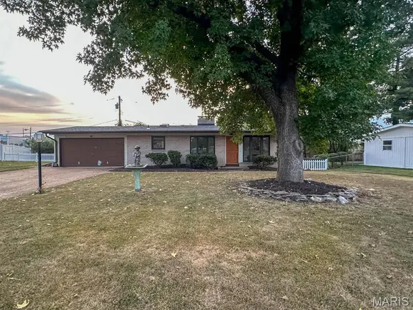 10214 Julius Northway, Sunset Hills, MO 63127