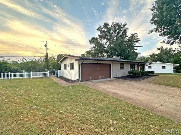 10214 Julius Northway, Sunset Hills, MO 63127