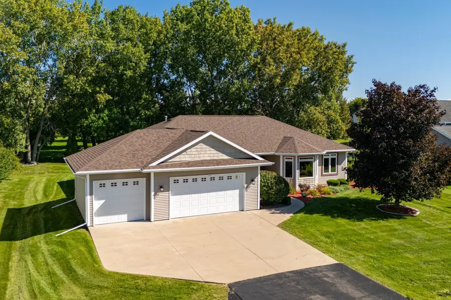 140 THACKERY DR, Oshkosh, WI 54904-7792