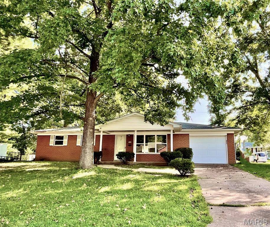 700 St Mary DR, Belleville, IL 62226