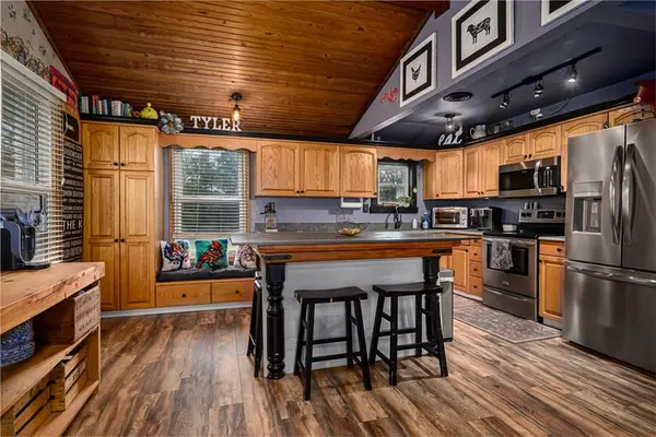26169 Dehoff DR, Tonganoxie, KS 66086