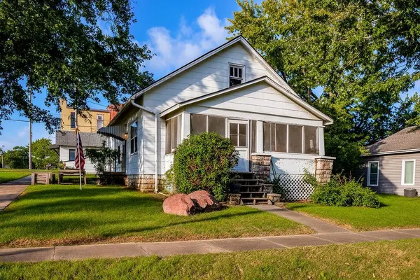 501 E 5th ST, Tonganoxie, KS 66086