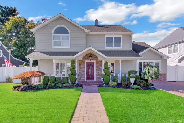 12 Crabtree LN, Levittown, NY 11756