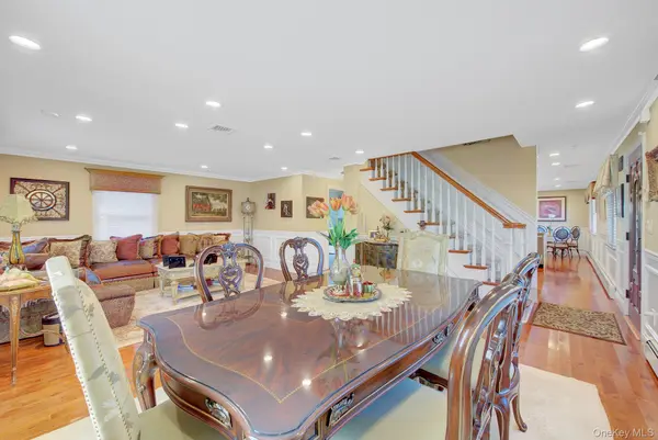 12 Crabtree LN, Levittown, NY 11756